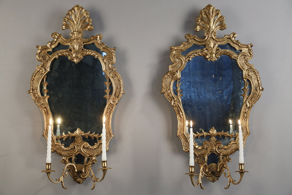 Paire de miroirs en bois doré de style vénitien A DEUX BRAS DE Lumières, XIXe siècle