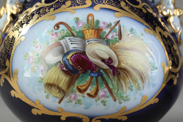 Coppia di vasi in porcellana Valentine, XIX secolo