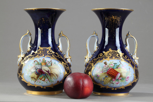 Coppia di vasi in porcellana Valentine, XIX secolo