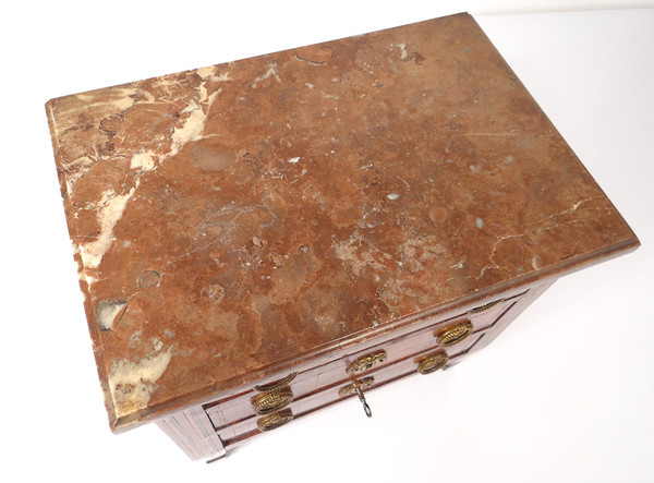 Piccolo cassettone Luigi XVI in legno di palissandro satinato e marmo XVIII secolo