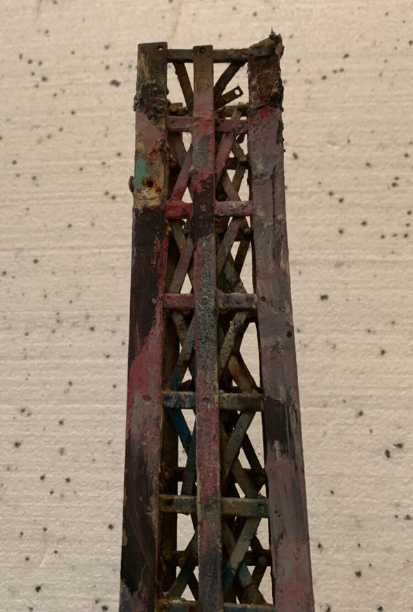 Tour EIFFEL en fer plat et cornières patinées XX siècle