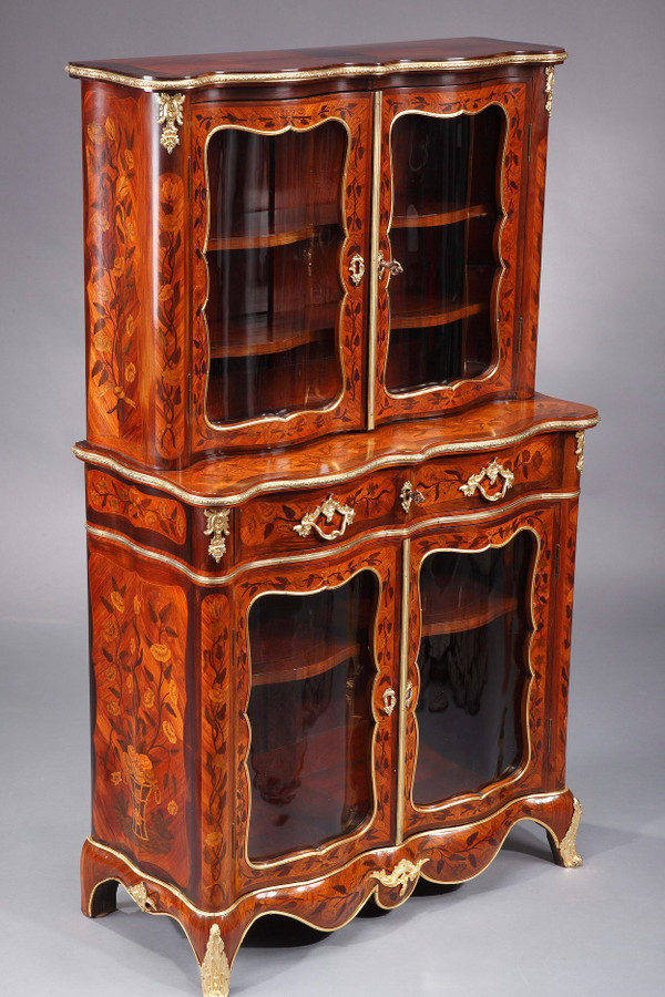 Vitrine im Louis-XV-Stil mit Intarsienverzierung, 19. Jahrhundert