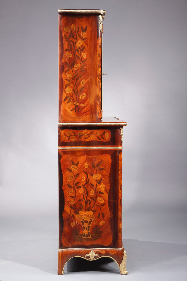 Vitrine im Louis-XV-Stil mit Intarsienverzierung, 19. Jahrhundert