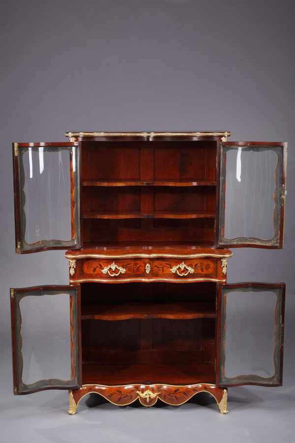 Vitrine im Louis-XV-Stil mit Intarsienverzierung, 19. Jahrhundert
