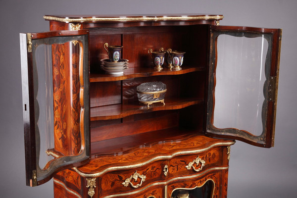 Vitrine im Louis-XV-Stil mit Intarsienverzierung, 19. Jahrhundert