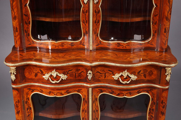 Vitrine im Louis-XV-Stil mit Intarsienverzierung, 19. Jahrhundert