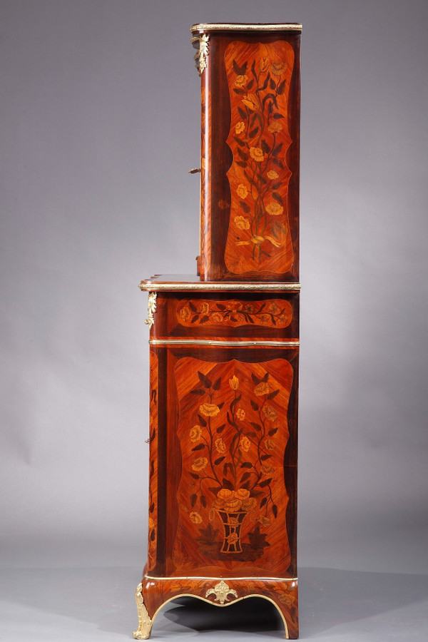 Vitrine im Louis-XV-Stil mit Intarsienverzierung, 19. Jahrhundert