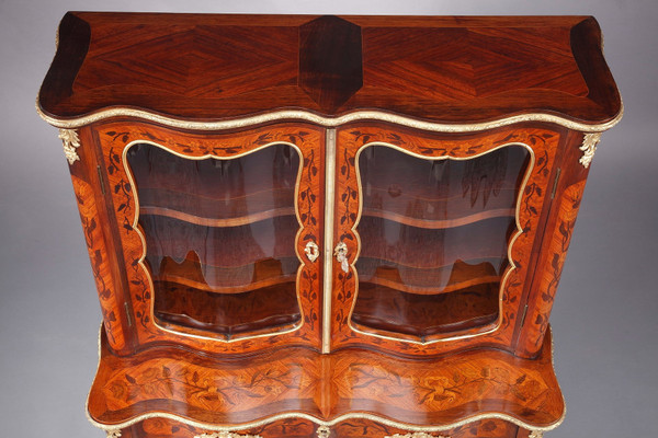 Vitrine im Louis-XV-Stil mit Intarsienverzierung, 19. Jahrhundert