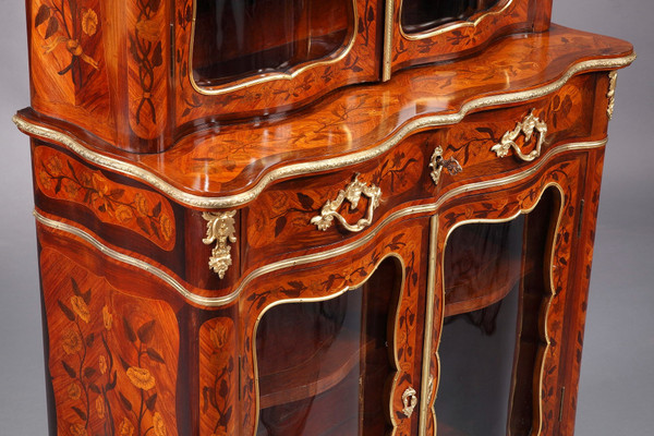 Vitrine im Louis-XV-Stil mit Intarsienverzierung, 19. Jahrhundert