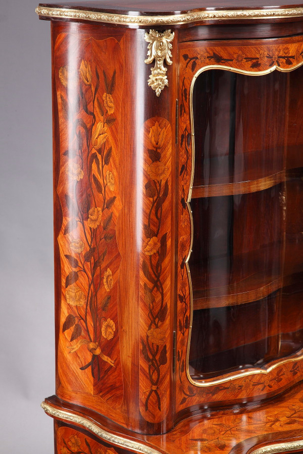Vitrine im Louis-XV-Stil mit Intarsienverzierung, 19. Jahrhundert