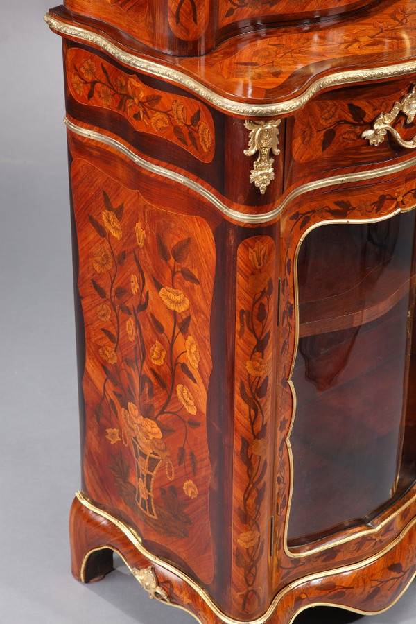 Vitrine im Louis-XV-Stil mit Intarsienverzierung, 19. Jahrhundert
