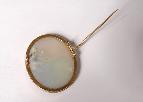 Miniatur Oval Perlmutt Porträt Adel XVIII. Brosche Massivgold 18K Emaille