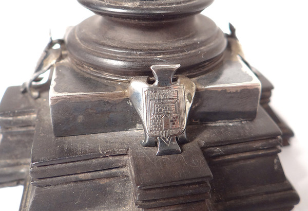 Piccola colonna commemorativa Vittoria in ebano Stemma d'argento Corona XIX secolo
