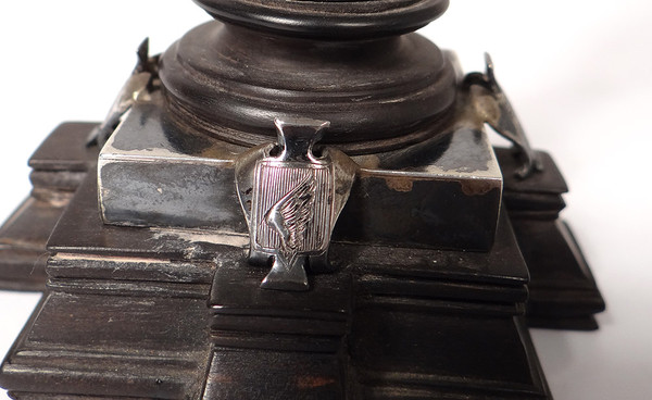 Piccola colonna commemorativa Vittoria in ebano Stemma d'argento Corona XIX secolo