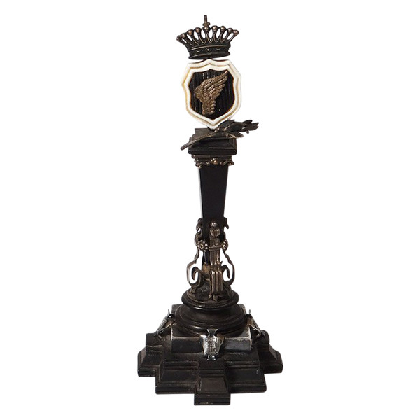Piccola colonna commemorativa Vittoria in ebano Stemma d'argento Corona XIX secolo