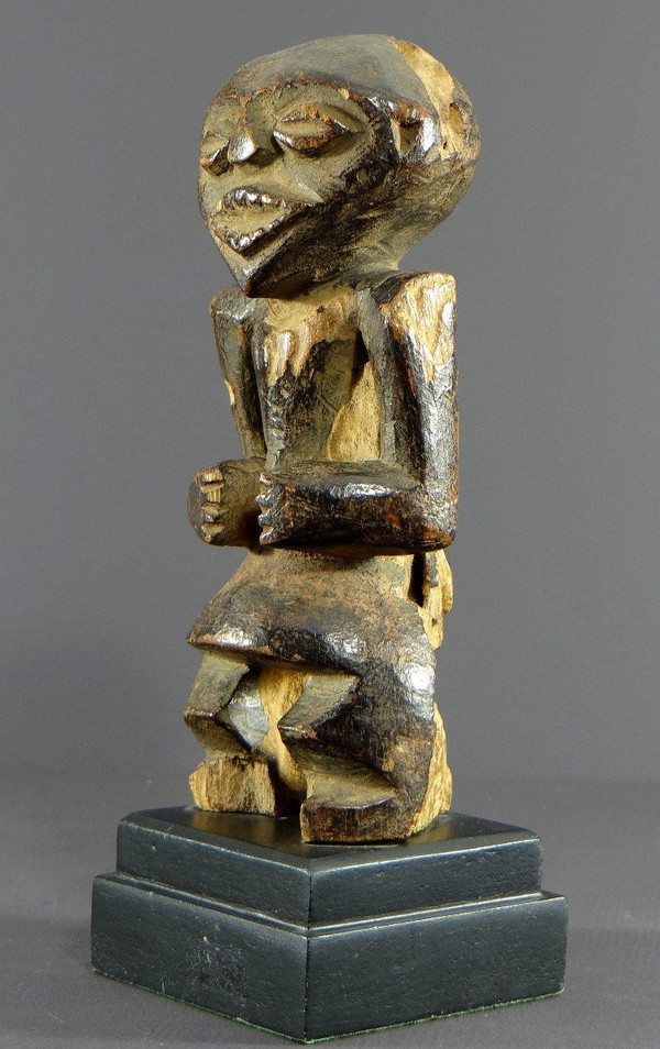 Nigeria, Mambila-Volk, erste Hälfte des 20. Jahrhunderts, Hartholzstatuette vom Typ „Tadep“.