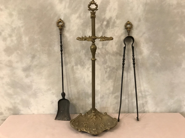 Beautiful and large old fireplace set in bronze and iron from the 19th century