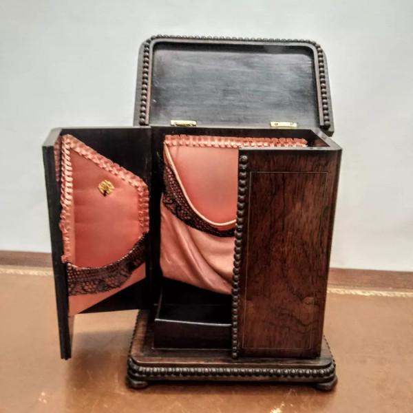 Petite armoire à couverts 