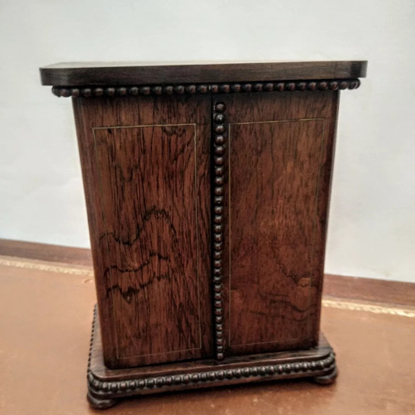 Petite armoire à couverts 