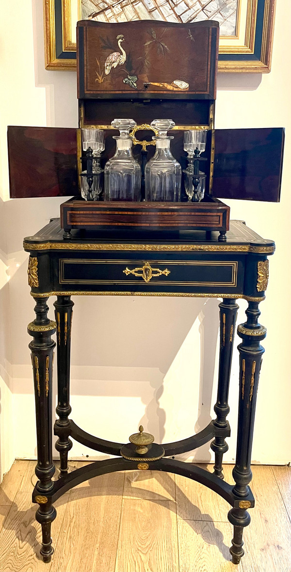 Mobile per liquori con decorazioni giapponesi e cristalleria Baccarat