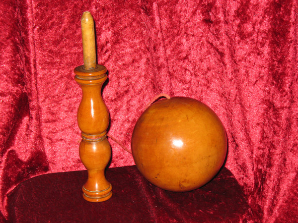 Large honey-coloured turned boxwood "Bilboquet" from the 19th century