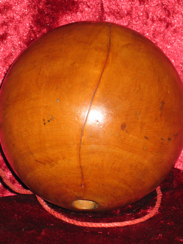 Large honey-coloured turned boxwood "Bilboquet" from the 19th century