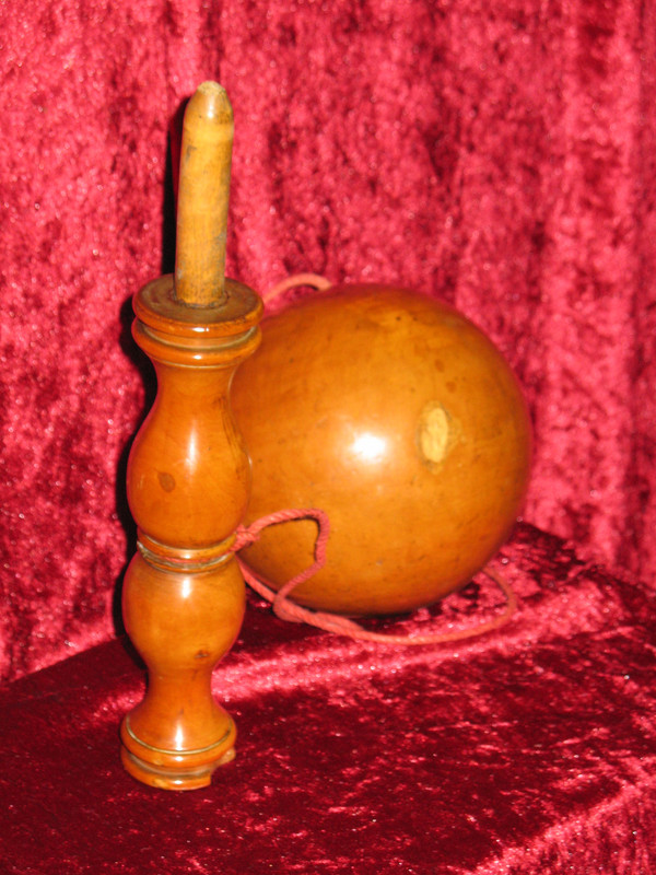 Large honey-coloured turned boxwood "Bilboquet" from the 19th century