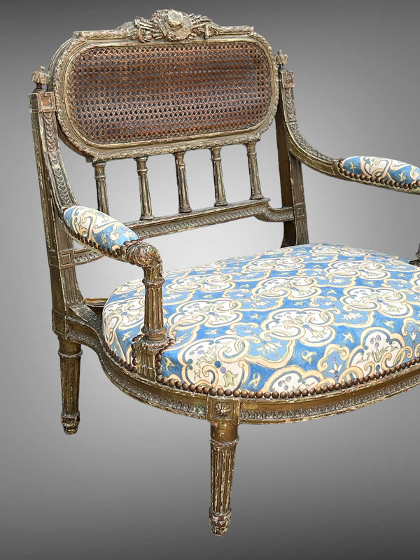 FAUTEUIL " DIT MARQUISE " DE STYLE LOUIS XVI EN BOIS PATINÉ ET SCULPTÉ DU XIXe