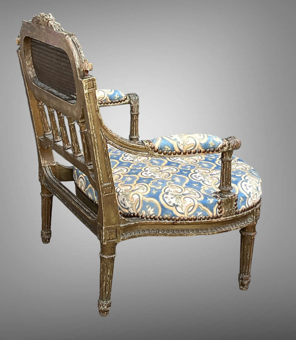 FAUTEUIL " DIT MARQUISE " DE STYLE LOUIS XVI EN BOIS PATINÉ ET SCULPTÉ DU XIXe