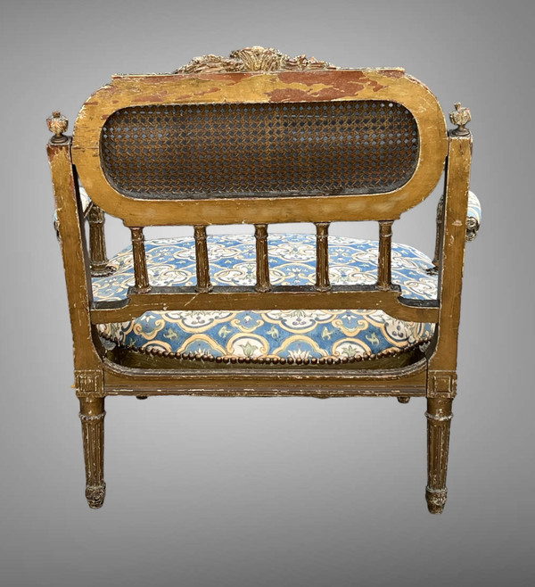 FAUTEUIL " DIT MARQUISE " DE STYLE LOUIS XVI EN BOIS PATINÉ ET SCULPTÉ DU XIXe