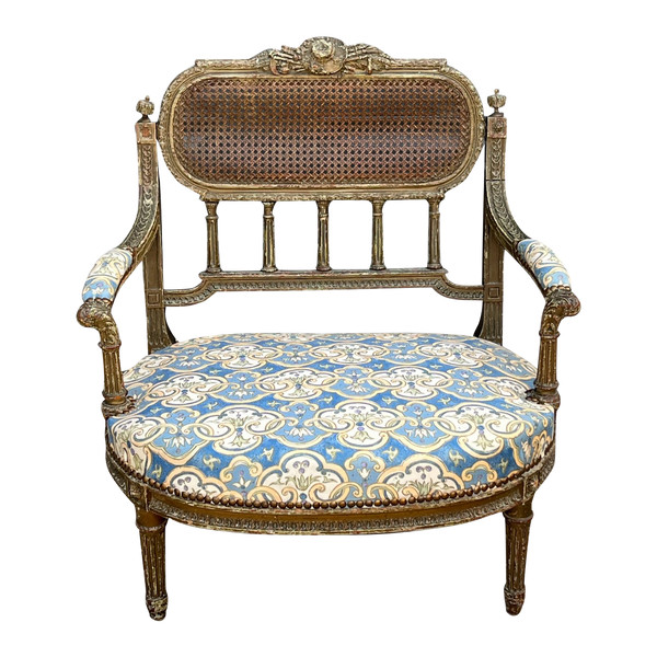 FAUTEUIL " DIT MARQUISE " IM STIL LOUIS XVI AUS PATINIERTEM HOLZ UND SCULPTÉ DES XIX.