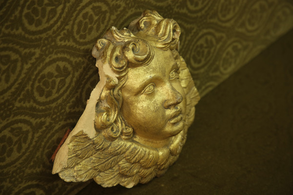 Tête d’ange en terre cuite dorée, XVIIIème siècle