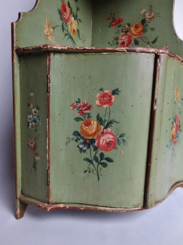 Encoignure murale style Louis XV, XIXe siècle.