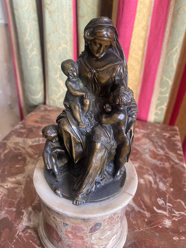 Maternità in bronzo patinato del XVIII secolo di altissima qualità, finemente cesellata su una base di breccia d'Aleppo.