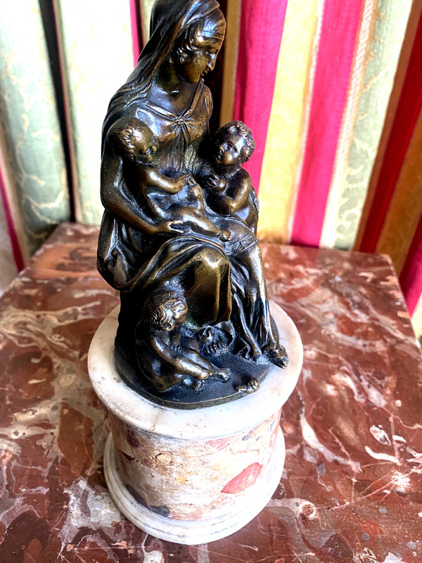 Maternità in bronzo patinato del XVIII secolo di altissima qualità, finemente cesellata su una base di breccia d'Aleppo.