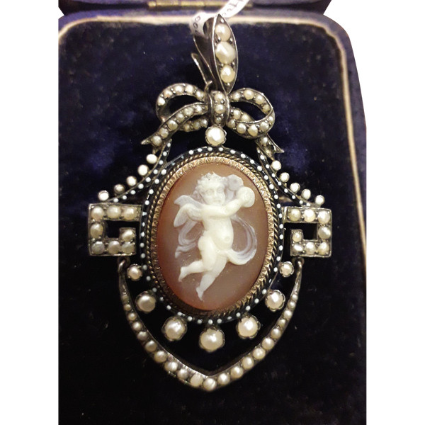 cameo pendant