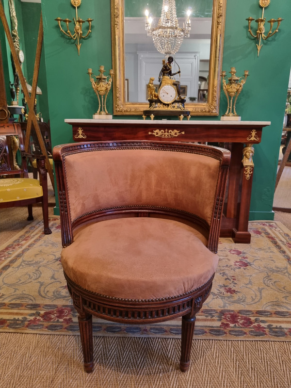 Canabas, breiter halbkreisförmiger Drehsessel aus der Louis-XVI-Zeit.