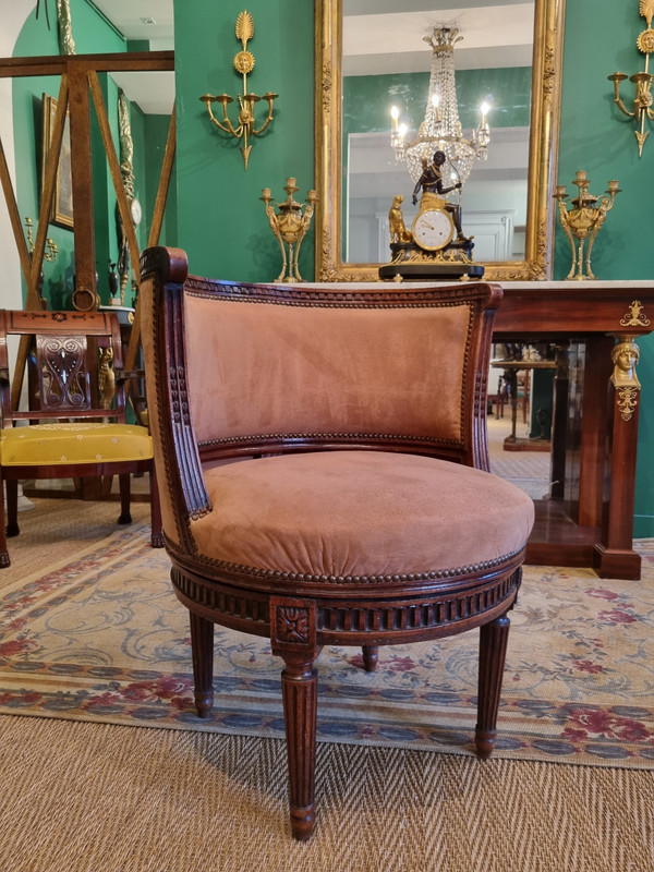 Canabas, breiter halbkreisförmiger Drehsessel aus der Louis-XVI-Zeit.