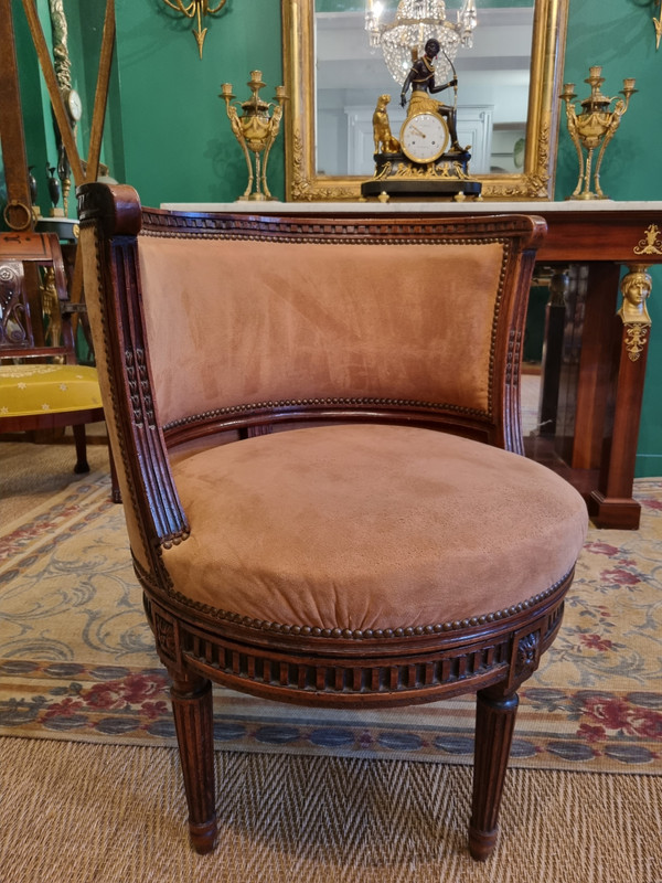 Canabas, breiter halbkreisförmiger Drehsessel aus der Louis-XVI-Zeit.
