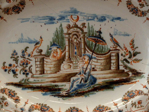 Large Hollow Dish with Chinese Decor - Lyon 18th century.