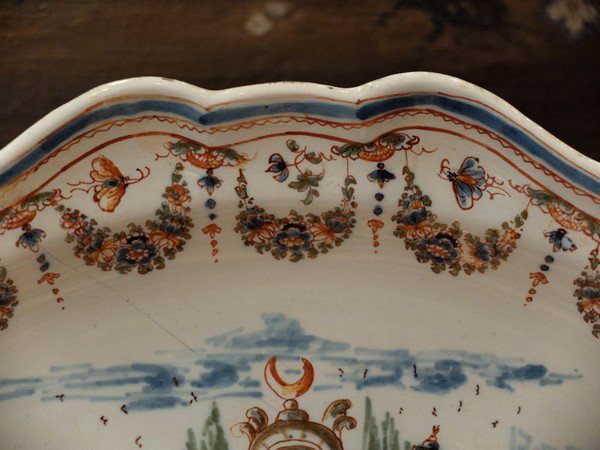 Large Hollow Dish with Chinese Decor - Lyon 18th century.