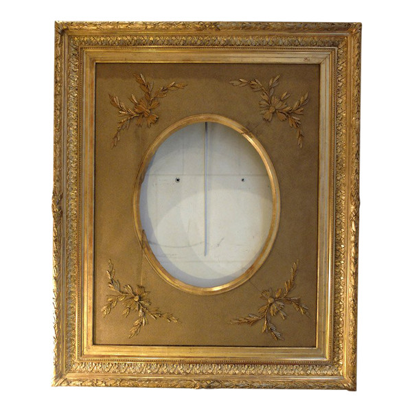 Large oval frame in wood and gilded stucco