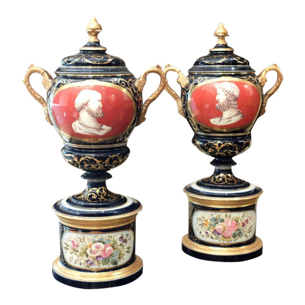 Pair of important covered porcelain vases - 19th century