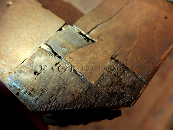 Sekretär aus der Zeit Ludwigs XVI. mit dem Stempel „J.F.Griffet“.