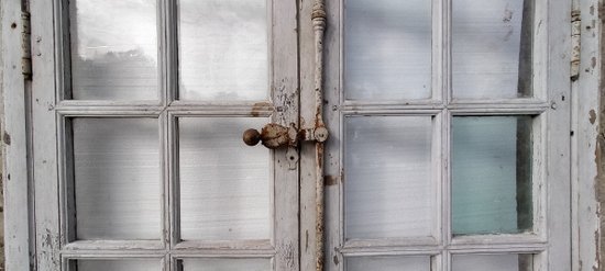 Une Fenêtre cintrée ancienne d'époque XVIIIème vitrages anciens Porte Boiserie