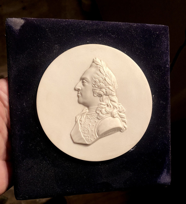 Die Medaille aus hartem Sèvres-Porzellan von König Ludwig XV. ist auf dem schwarzen Samtdisplay signiert