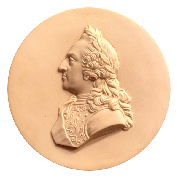 Die Medaille aus hartem Sèvres-Porzellan von König Ludwig XV. ist auf dem schwarzen Samtdisplay signiert