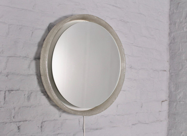 Round Illuminated Plexiglass Mirror.
