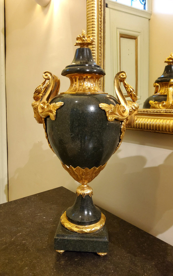 Paar dekorative Ziervasen aus antikgrünem Granit und vergoldeter Bronze im Stil des 18. Jahrhunderts