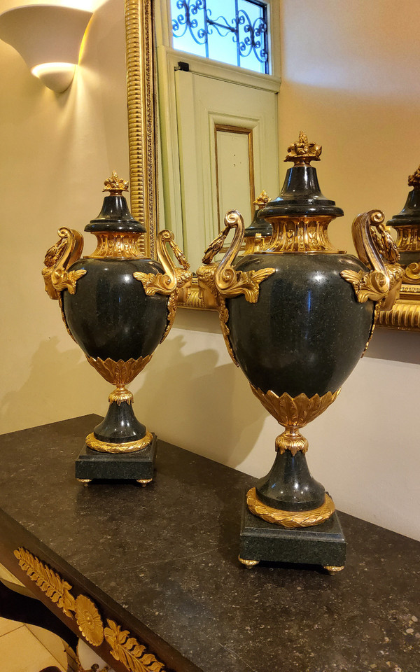 Paar dekorative Ziervasen aus antikgrünem Granit und vergoldeter Bronze im Stil des 18. Jahrhunderts